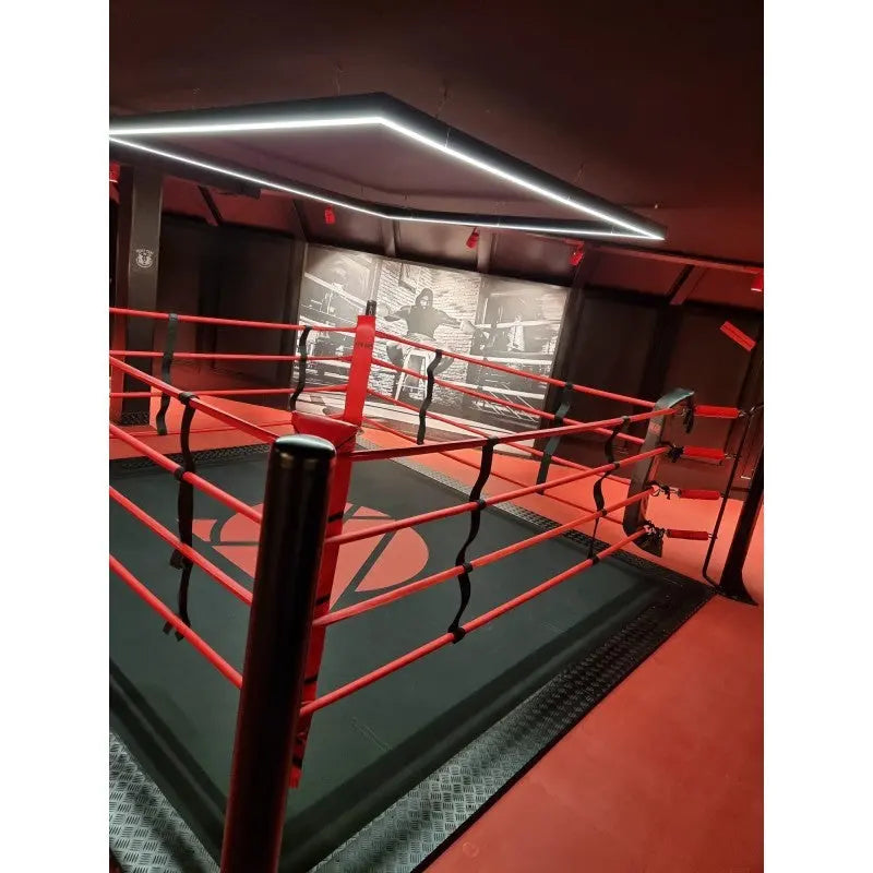 SportCom Ecofix Bodenmontage-Boxring mit Aluminiumrand, in rotem Licht von oben, Hochformat