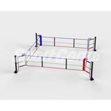 SportCom Ecofix Bodenmontage-Boxring in 6 x 6 m, Schrägansicht mit Pfosten und Seilen