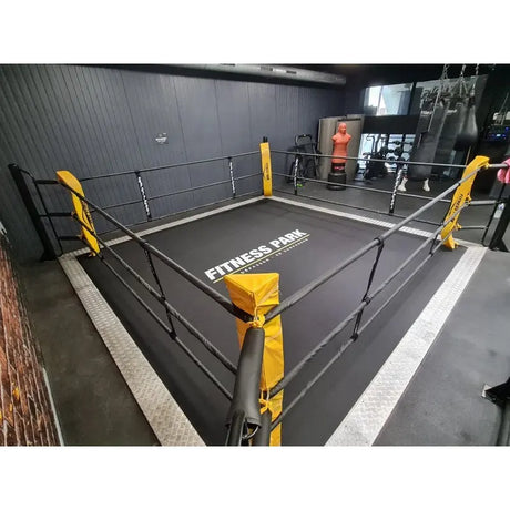 SportCom Ecofix Bodenmontage-Boxring mit Aluminiumrand, von oben mit gelben Eckpolstern in einem Studio