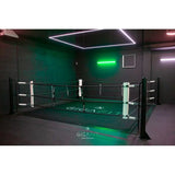 SportCom Ecofix Bodenmontage-Boxring mit Aluminiumrand, in einem dunklen Studio mit grünem Licht