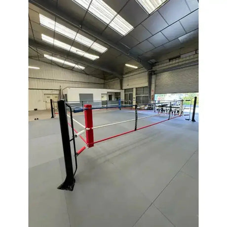 SportCom Ecofix Boxring bodenmontiert in einer Halle, rote Ecke im Vordergrund