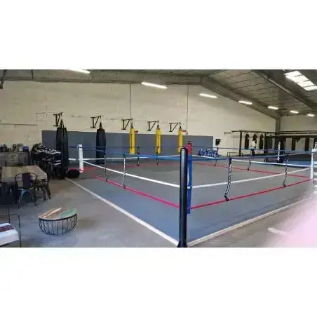 SportCom Ecofix Boxring bodenmontiert in einer Trainingshalle, weite Ansicht mit gelben Ecken