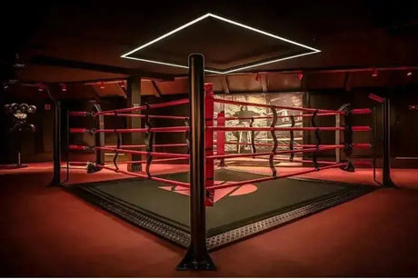 SportCom Ecofix Boxring mit Aluminiumrand, in einem dunklen Club mit rotem Licht