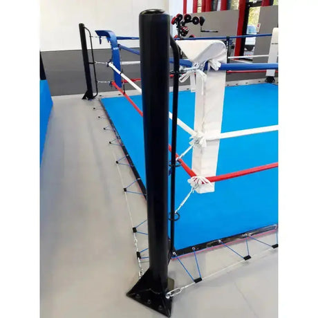 SportCom Ecofix Boxring mit Spannseil-Plane, Detail eines schwarzen Eckpfostens mit Spannseilen und blauer Plane