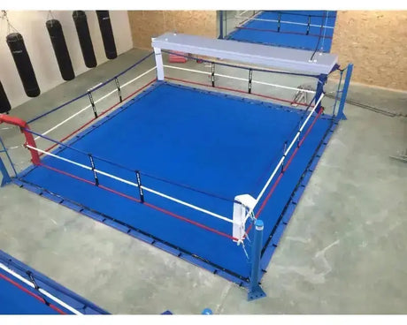 SportCom Ecofix Boxring mit Spannseil-Plane, Draufsicht auf blaue Plane mit weißer Ecke und gespannten Seilen