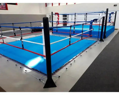 SportCom Ecofix Boxring mit Spannseil-Plane, Seitenansicht entlang der Pfosten mit blauer Plane in der Halle