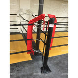 SportCom Ecofix Doppel-Boxring Bodenmontage – Detail des Eckpfostens mit roter Polsterung und Bodenplatte