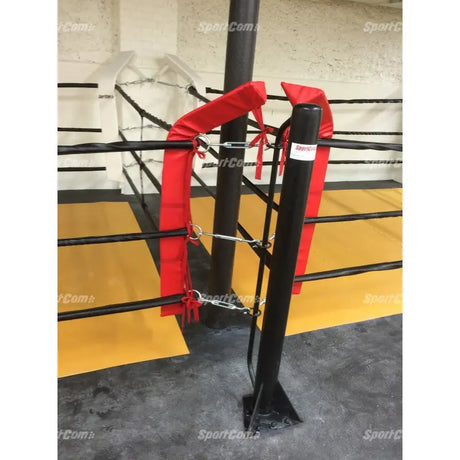 SportCom Ecofix Doppel-Boxring Bodenmontage – Detail des Eckpfostens mit roter Polsterung und Bodenplatte