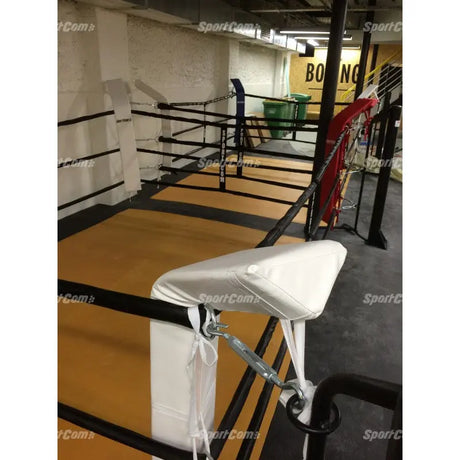 SportCom Ecofix Doppel-Boxring Bodenmontage – Detail des weißen Eckpolsters mit Seilspanner im Gym