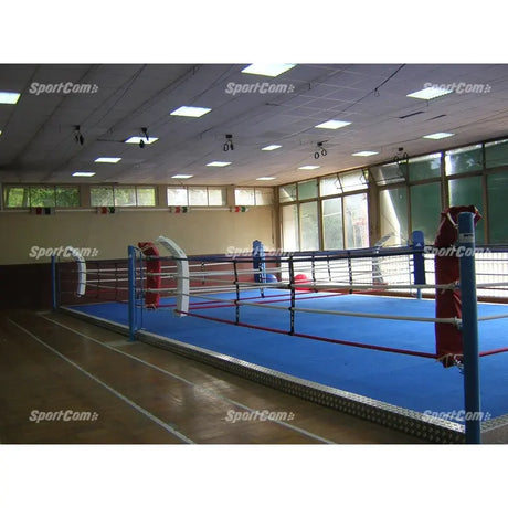 SportCom Ecofix Doppel-Boxring mit Aluminiumrand, in einer Halle mit blauem Boden und weißen Seilen