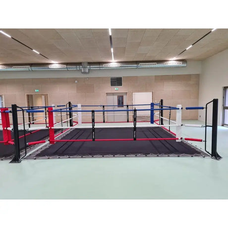 SportCom Ecofix Doppel-Boxring mit Aluminiumrand, in einer Halle mit roten und blauen Eckpolstern