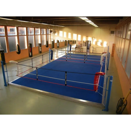 SportCom Ecofix Doppel-Boxring mit Aluminiumrand, in einer langen Halle mit Fensterfront, blauer Boden