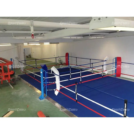 SportCom Ecofix Doppel-Boxring mit Aluminiumrand, in einem Kellerraum mit weißen Wänden und blauem Boden