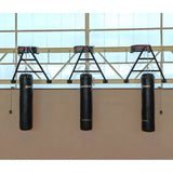 SportCom Faltbare Sandsackhalterung mit Elektrowinde, drei Halterungen mit Sandsäcken vor Hallenfenstern