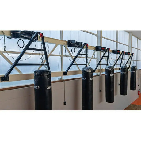 SportCom Faltbare Sandsackhalterung mit Elektrowinde in einer Halle, Reihe mit mehreren Sandsäcken