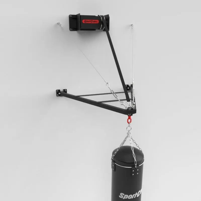 SportCom Faltbare Sandsackhalterung mit Elektrowinde in Seitenansicht mit Ausleger, Kette und Sandsack