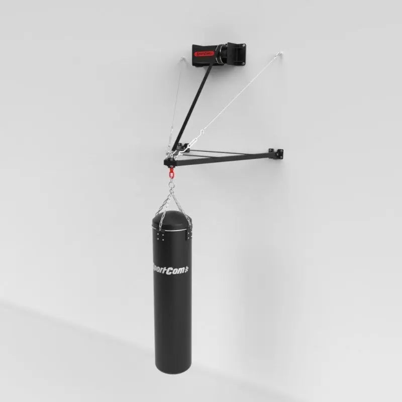 SportCom Faltbare Sandsackhalterung mit Elektrowinde an der Wand montiert, Sandsack hängt am Ausleger