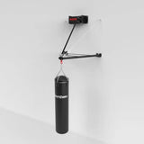 SportCom Faltbare Sandsackhalterung mit Elektrowinde an der Wand montiert, Sandsack hängt am Ausleger