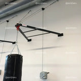 SportCom Faltbare Sandsackhalterung mit Handwinde: Detail des Wandarms mit Kette, Seilzug und Handwinde an der Wand
