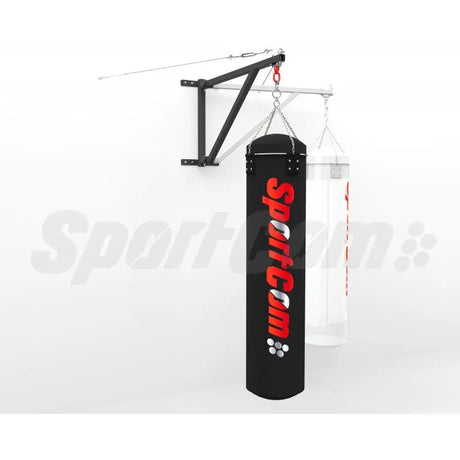 SportCom Faltbare Sandsackhalterung mit Schwenkring: schwarze Wandhalterung mit hängendem Sandsack vor weißem Hintergrund, nah