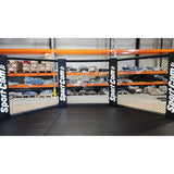 SportCom Faltbarer MMA-Käfig, vor Lagerregalen mit Logo-Polstern