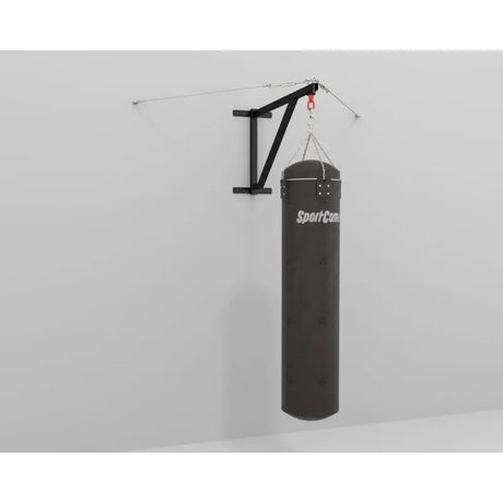 SportCom Feste Sandsackhalterung mit Stabilisierung an der Wand, schwarzer Sandsack hängt mit Seilabspannung