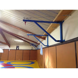 SportCom Feste Sandsackhalterung mit Stabilisierung, blaue Ausleger unter Holzdecke einer Ringerhalle