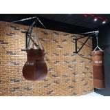 SportCom Feste Sandsackhalterung mit Stabilisierung an Ziegelwand mit Boxbirne und braunem Ledersack