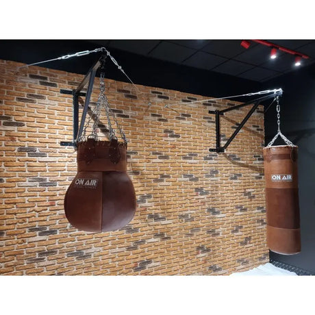 SportCom Feste Sandsackhalterung mit Stabilisierung an Ziegelwand mit Boxbirne und braunem Ledersack