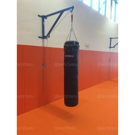 SportCom Feste Sandsackhalterung mit Umlenkrolle, blauer Wandarm in einer Halle mit Boxsack
