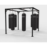 SportCom Fitnessstation für Sandsäcke 3x3 m mit acht schwarzen Boxsäcken, Schrägansicht auf Weiß