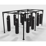 SportCom Fitnessstation für Sandsäcke 6x3 m mit vierzehn schwarzen Boxsäcken, Schrägansicht auf Weiß