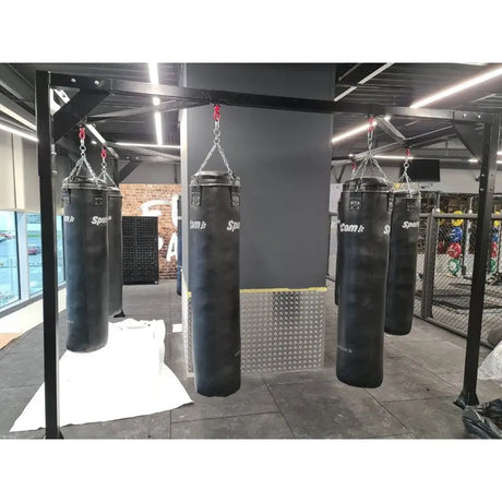 SportCom Fitnessstation für Sandsäcke mit hängenden Boxsäcken in einem Fitnessstudio
