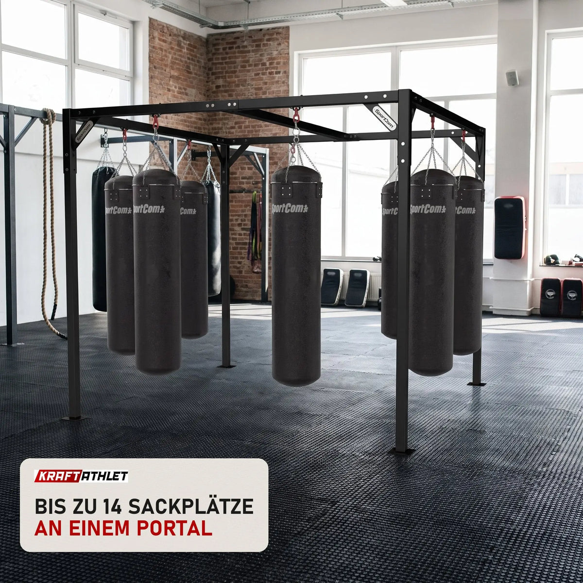SportCom Fitnessstation für Sandsäcke in einem hellen Boxstudio
