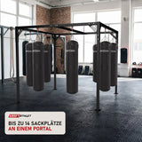 SportCom Fitnessstation für Sandsäcke in einem hellen Boxstudio