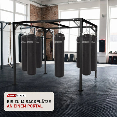 SportCom Fitnessstation für Sandsäcke in einem hellen Boxstudio