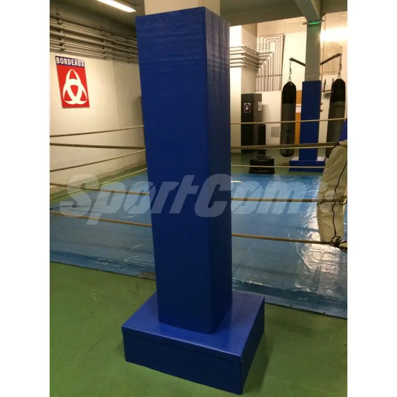 SportCom Flexi-Post Säulenpolster von Dollamur in Blau an einer Säule mit gepolstertem Sockel