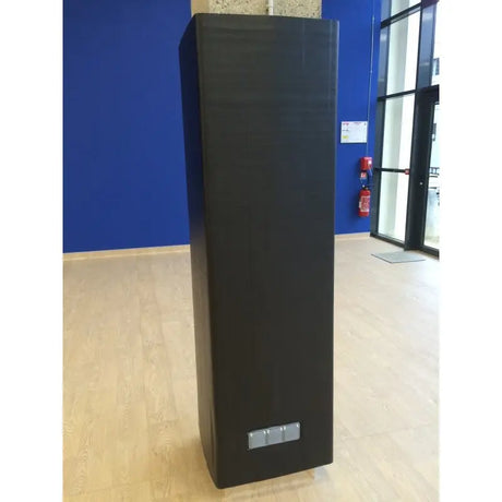 SportCom Flexi-Post Säulenpolster von Dollamur in Schwarz an einer frei stehenden Säule vor blauer Wand