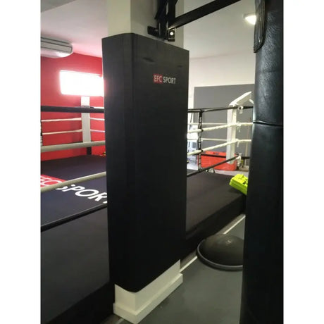 SportCom Flexi-Post Säulenpolster von Dollamur in Schwarz an einer Säule im Boxstudio mit Ring