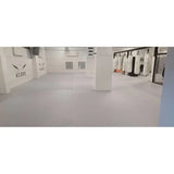 SportCom Flexi-Post Säulenpolster von Dollamur in Weiß an einer Säule, Halle mit grauem Mattenboden