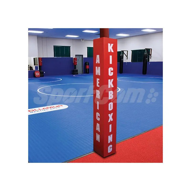 SportCom Flexi-Post Säulenpolster von Dollamur in Rot mit Schriftzug an einer Säule auf blauer Matte