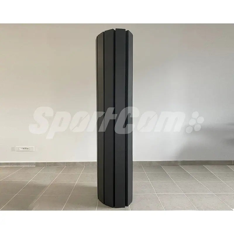 SportCom Flexi-Roll Home Mat aufgerollt und stehend in einem hellen Raum an der Wand