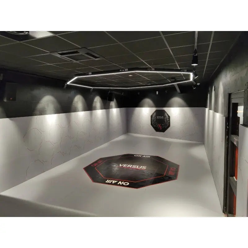 SportCom Flexi-Roll Individualisierung in dunklem Raum mit kleinem Achteck-Print und Wandlogo