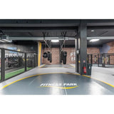SportCom Flexi-Roll Individualisierung im Eingangsbereich eines Studios mit gelbem Bogen