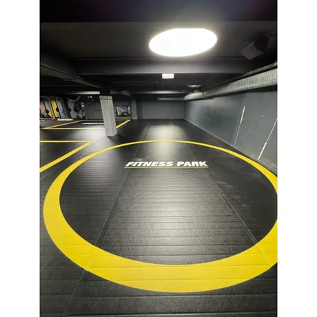 SportCom Flexi-Roll Individualisierung mit gelbem Kreis auf schwarzer Matte im Fitnessstudio