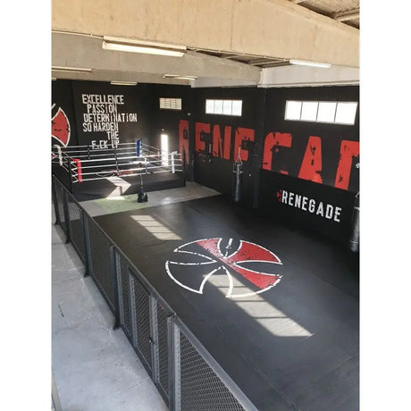 SportCom Flexi-Roll Individualisierung mit rotem Logo, Blick entlang der Wand zum Boxring