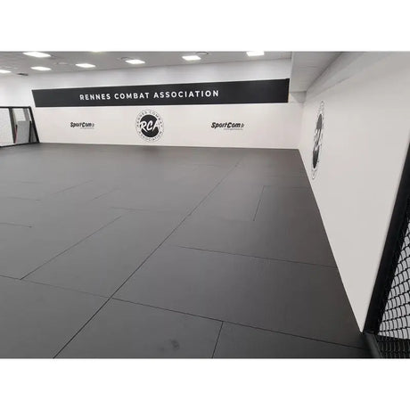 SportCom Flexi-Roll Individualisierung in grauem Trainingsraum mit Vereinsbanner an der Wand