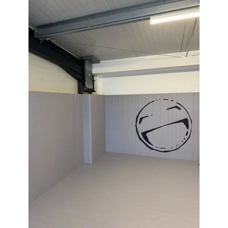 SportCom Flexi-Roll Individualisierung in hellem Raum mit großem Rundlogo an der Wand