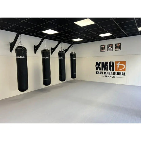 SportCom Flexi-Roll Individualisierung in weißem Studio mit hängenden Boxsäcken und Wandlogo
