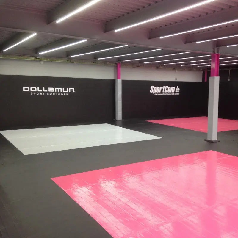 SportCom Flexi-Roll Individualisierung im Kampfsportstudio mit rosa und weißen Mattenflächen
